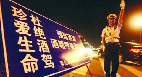 醉酒海归女 醉驾海归女向交警撒娇实拍，北京醉酒女踢民警裆部