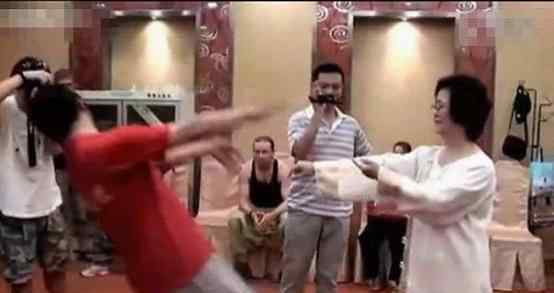 太极闫芳 闫芳徒弟说出了闫芳神功真相，闫芳被打哭是真的吗？