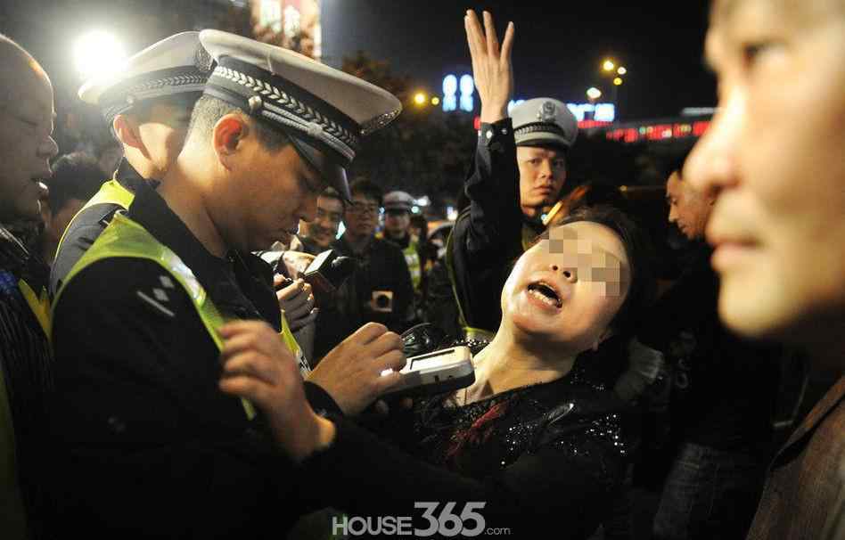 查酒驾图片 女司机酒驾当街撒尿，交警查女司机酒驾丑态图片大全