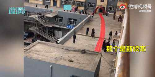 红毯从新郎家直接铺到新娘家 二人是高中同学住一个小区 对此大家怎么看？