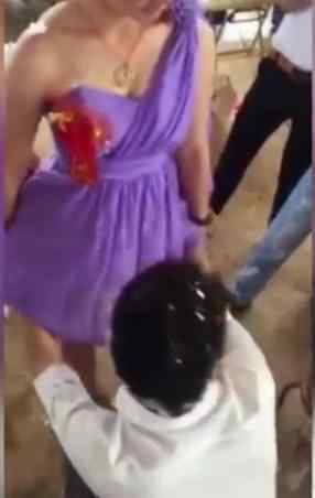 厕所里玩伴娘 婚闹现场玩瞎子摸象摸伴娘十分恶俗，这个闹伴娘太过分了吧婚闹现场玩瞎子摸象摸伴娘十分恶俗，这个闹伴娘太过分了吧