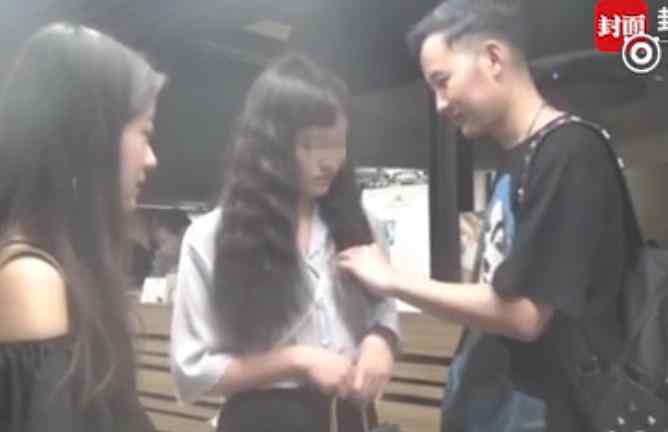 为什么男人喜欢摸奶 男子以变魔术的名义袭胸，男人为什么喜欢抓女人的胸？