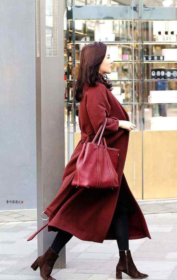 绛紫 街拍：搭配出一身绛紫的美女