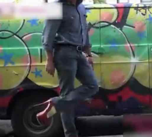 男生穿高跟鞋 男生穿高跟鞋被发现图，男生穿高跟走路视频