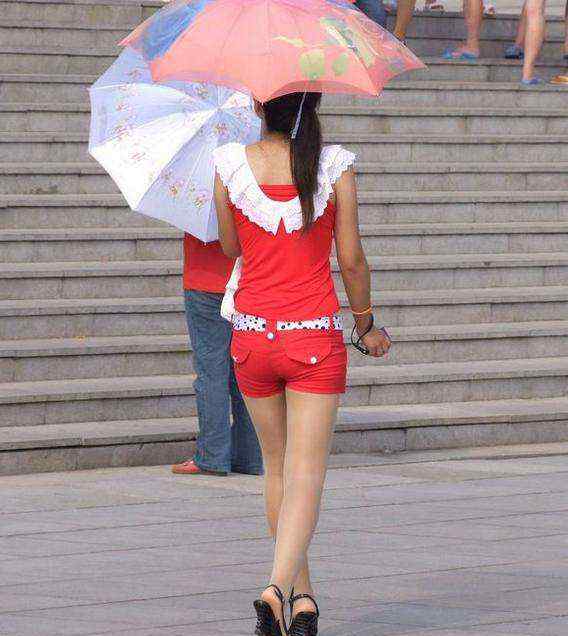 美女不戴胸章内图片 初中美女穿超短裤照片，超短裤恶心穿法图片