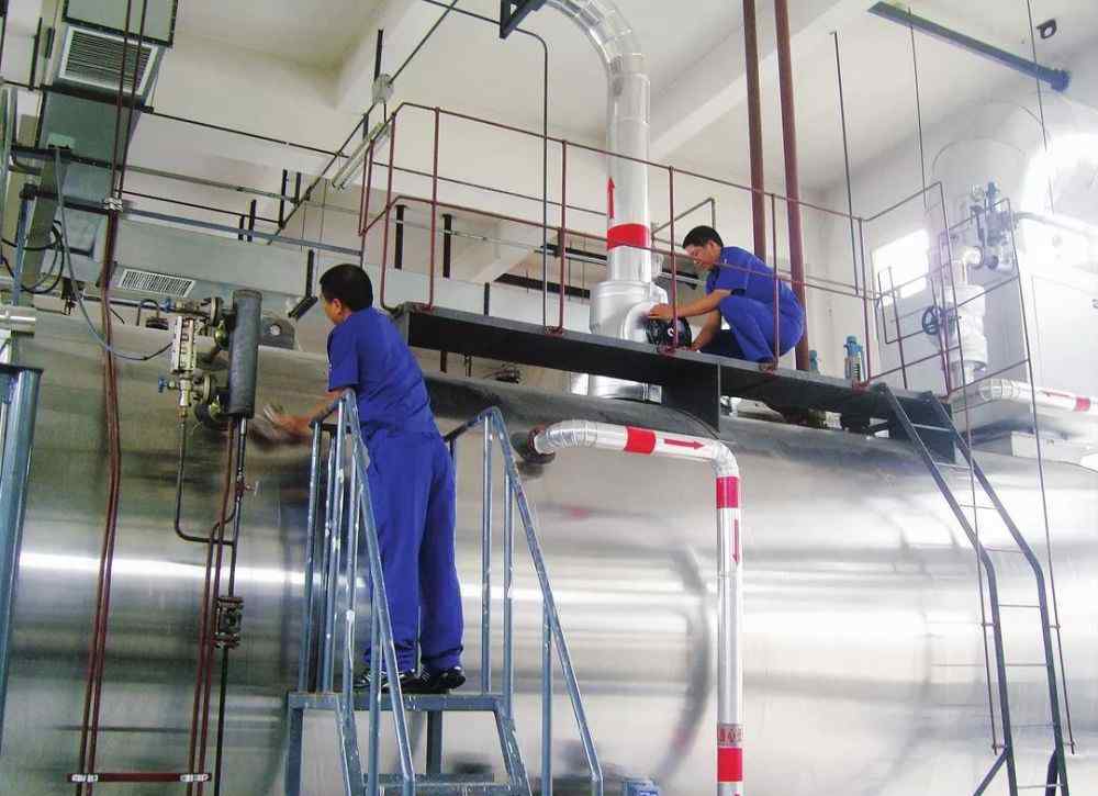 石油二厂 辽宁抚顺石油二厂突发大火，现场浓烟滚滚火光冲天