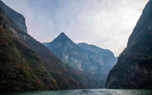 熔火激流的主宰 余秋雨散文：三峡，注定是一个不安宁的渊薮