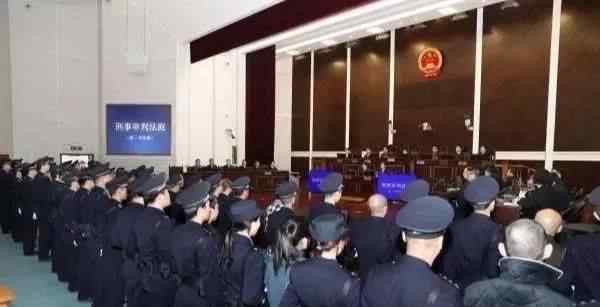 武汉市新洲区黑社会 大快人心！武汉一“黑老大”把持村组织作恶被判无期！