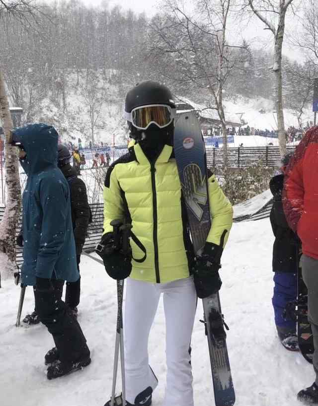 张瀞仁 53岁名媛张瀞仁滑雪后意外离世刘嘉玲悼念，脑部有肿瘤仍坚持滑雪