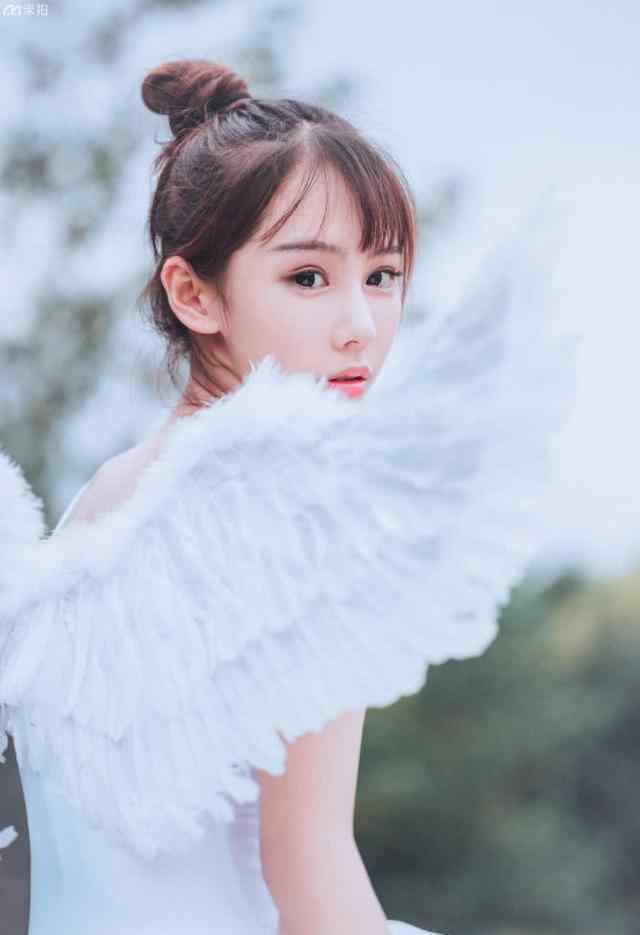 芭蕾少女 衣着单薄的芭蕾少女，在阳光下如同一首清纯的诗