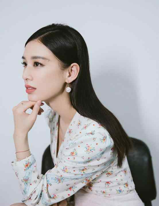 黄圣依老公是谁 黄圣依带老公录节目，从老公杨子的坐姿上，就知道到底家里谁做主