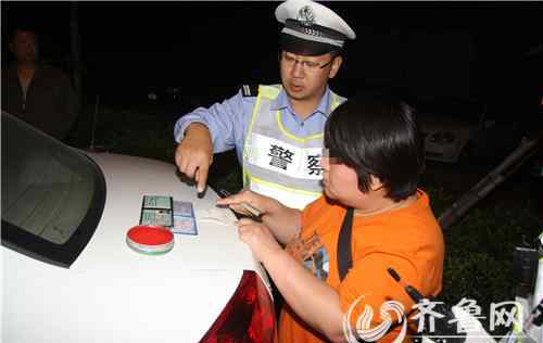 查酒驾图片 女司机酒驾当街撒尿，交警查女司机酒驾丑态图片大全