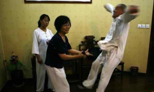 闫芳太极拳 闫芳徒弟说出了闫芳神功真相，闫芳被打哭是真的吗？