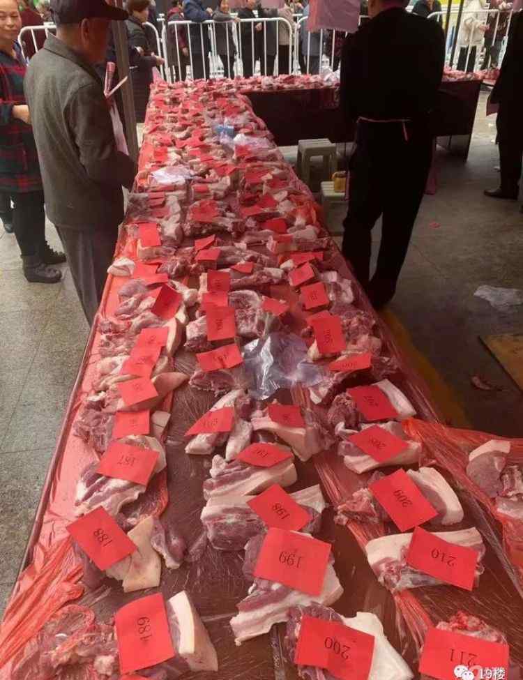 快报19楼 银行存1万块送1斤猪肉，场面太热闹！网友坐不住了……