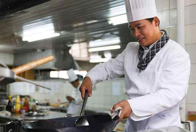 不粘锅炒锅 铁锅和不粘锅哪种更健康，看完后才知道，很多人都选错了！