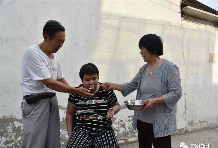 张宝珠 张宝珠 “她是一条生命 我不能丢下不管”
