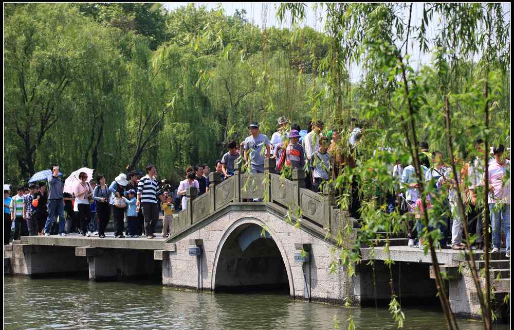 西湖是哪个省 杭州西湖最多游客人数是多少？哪个月的杭州西湖最美