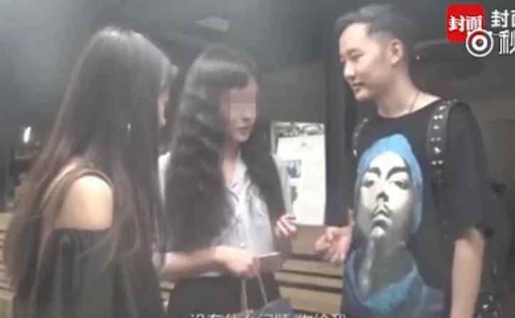 为什么男人喜欢摸奶 男子以变魔术的名义袭胸，男人为什么喜欢抓女人的胸？