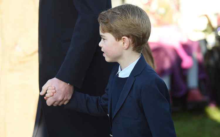 皇室迷萌宝贝 英国皇室齐聚圣诞礼拜，威廉凯特一家最抢镜，乔治罕见穿西服萌翻