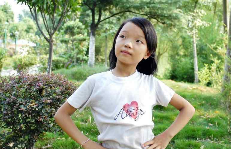 女生第一次来月经的前兆是什么 女孩子第一次来月经“最佳年龄”是多少？若在“这个数”，值得恭喜喲！