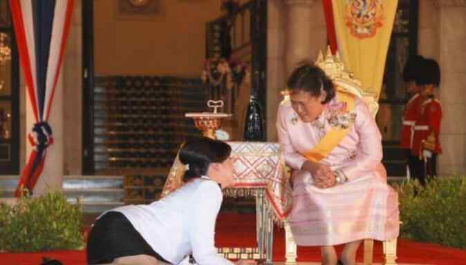 王室的复活 泰国见王室为什么趴着，这样难看的跪拜礼为什么没废除