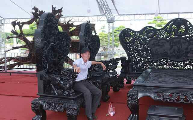 乌木家具 男子花115万人工费打造一套乌木家具，现值800多万也不卖