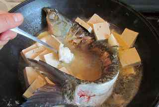 豆腐炖鱼的做法 冬季天气冷了，可以来个豆腐炖鱼，这种做法不但营养丰富还美味！