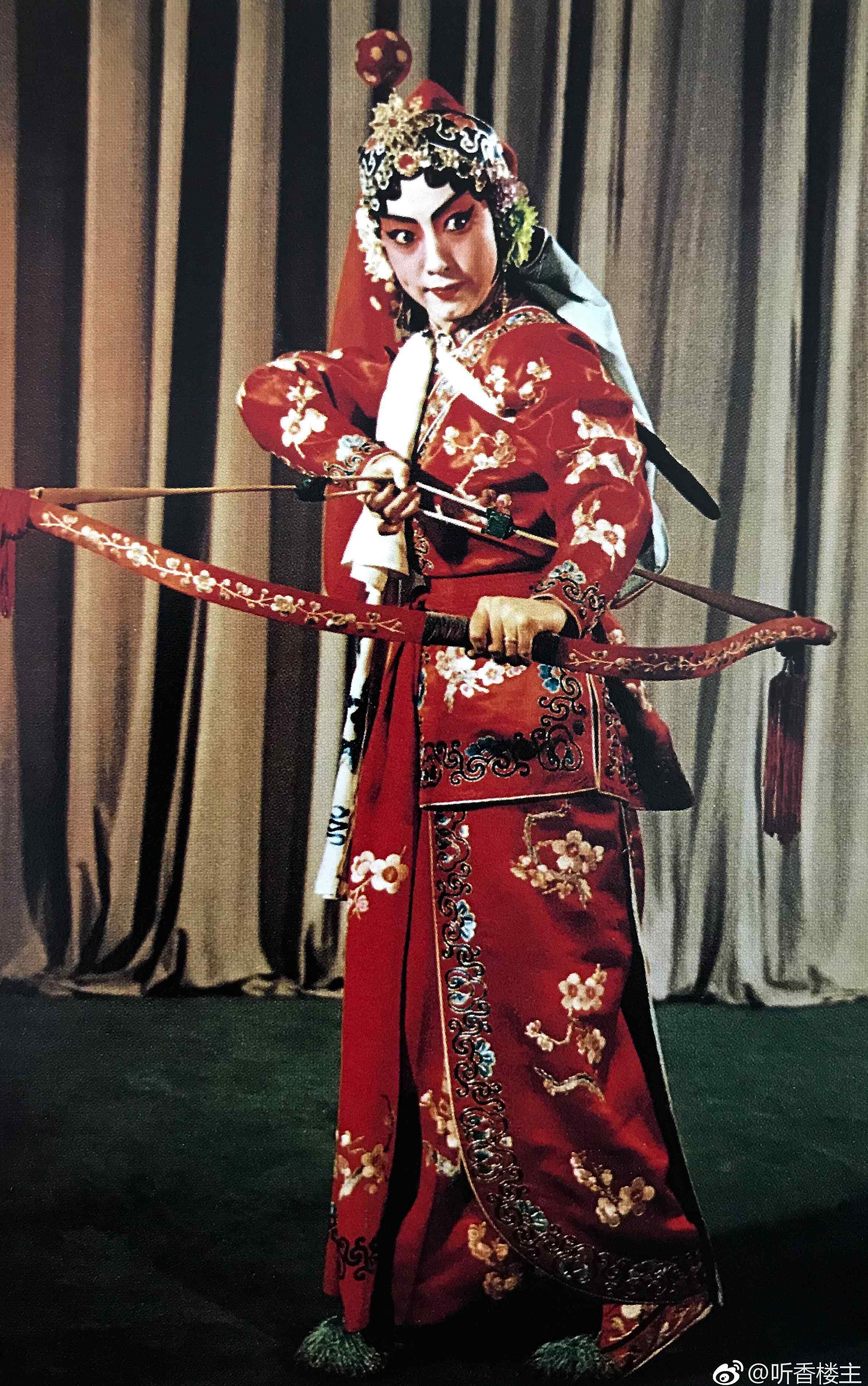 杜近芳野猪林 杜近芳是孟小冬亲生的吗？杜近芳梅兰芳对比照有点像