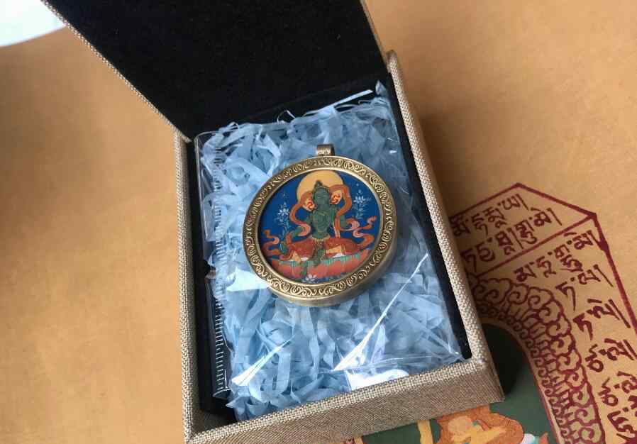 灵摆可以戴在脖子上吗 唐卡可以带脖子上吗，佩戴唐卡有什么忌讳