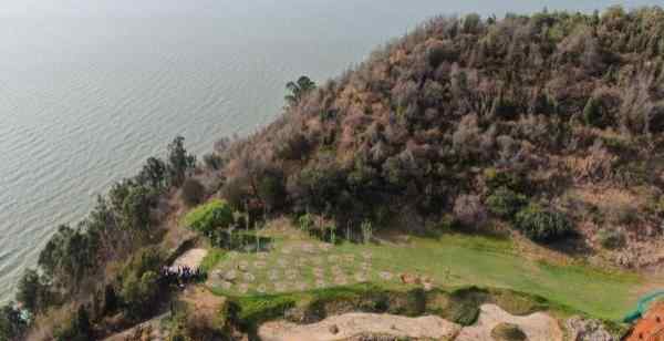 高尔夫球场侵占滇池保护区450余亩，临时插“树”应付督察