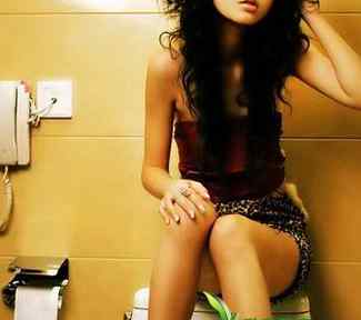 女性解小便 女性小便很黄要当心了