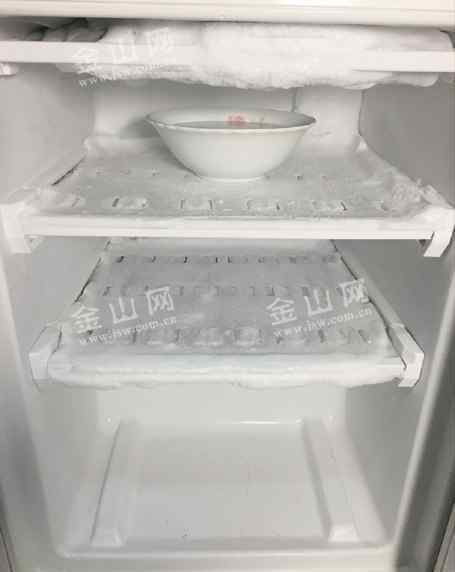 冰箱不制冷放一碗开水 一碗热水真能快速给冰箱除冰霜?