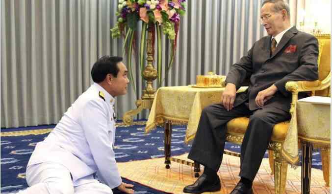 王室的复活 泰国见王室为什么趴着，这样难看的跪拜礼为什么没废除