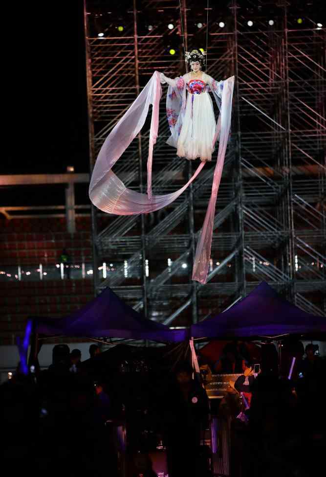 艺术人生李玉刚 李玉刚演唱会雨后挑战高空威亚 嫦娥飞天仙气十足！