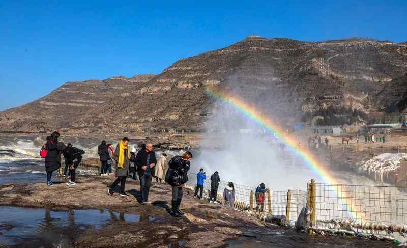 壶口瀑布冰凌 壶口瀑布再现冰凌素裹“彩虹戏水”景观，火遍全网！