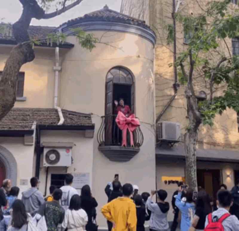 上海一蝴蝶结阳台突然爆火 神秘老奶奶不定时出现！她说：不是我干的