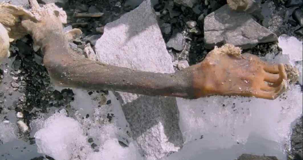 珠穆朗玛峰的死尸图 珠峰上的登山者遗体会烂掉吗，真实实拍珠峰上的哪些逝者图片