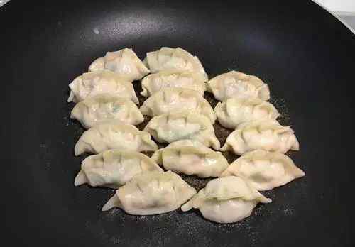 水饺是冷水下锅还是热水下锅 【实用】饺子是热水下锅还是冷水下锅好？90%的人都做错了，难怪不好吃...