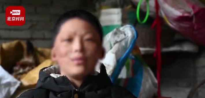“奥特曼”路边摆摊卖樱桃，摘下面具后网友泪目了……