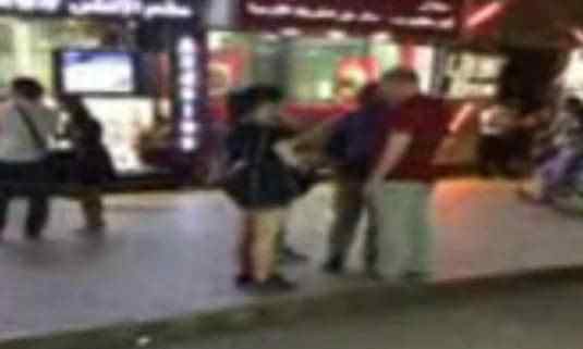 广州最便宜的站街女 广州地铁口站街女揽客外籍男上钩 400元全套图