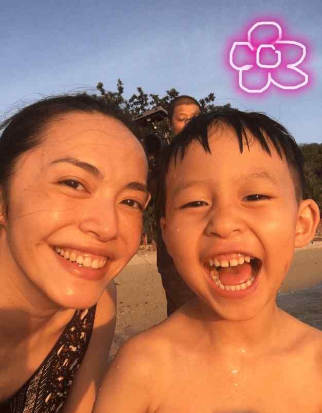 姚晨晒小土豆合影 姚晨晒与小土豆合照 画朵小花代替小女儿茉莉