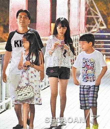 高捷电影 56岁高捷带老婆和儿女看电影 无视禁烟标志吞云吐雾