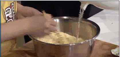 玉米面贴饼子怎么做 玉米面的主食如何做到粗中有细，细而有嚼劲？ | 玉米面贴饼子