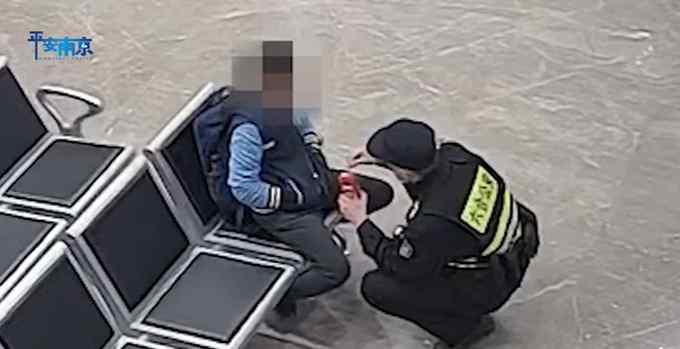 男孩深夜离家遇民警劝阻  一句“去坟地看妈妈”让人心痛