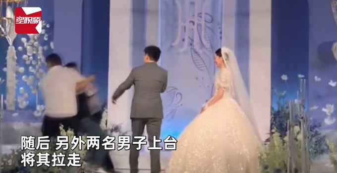 婚礼现场新人深情表白 突遭“第三者搅局”：娶了她 我怎么办