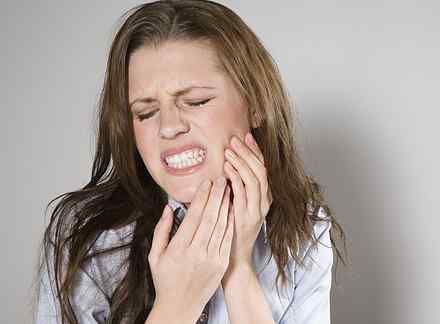 牙有个大窟窿疼怎么办 牙齿烂了个洞而且痛怎么办