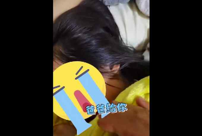 1块钱被借一年没还小女孩大哭 让人又心疼又想笑！网友：也不是小事