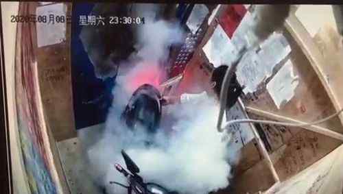 电动车进电梯瞬间爆燃伤5人 莫让乱象一再威胁公共安全 真相原来是这样！