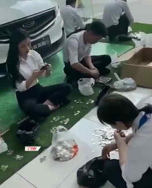 广东一顾客带2万枚硬币购车 7名员工两个小时才结清 事件详细经过！
