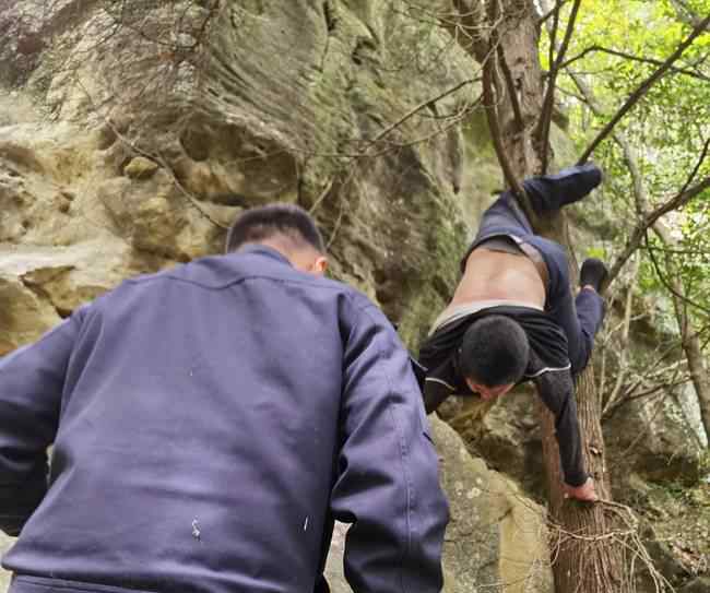 通江县一老汉爬山锻炼不慎掉落山崖倒挂在树枝上 到底什么情况呢？